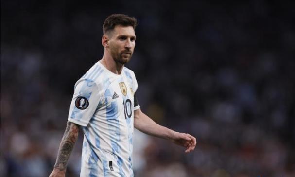 正装笔挺下的温柔唇语，人夫气场藏不住